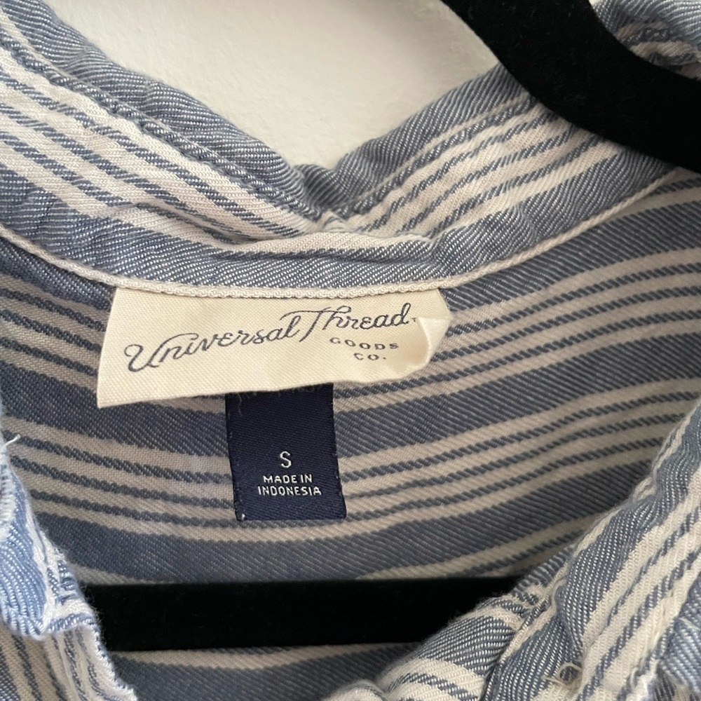 Universal Thread | Button Down Top - Picture 3 of 3